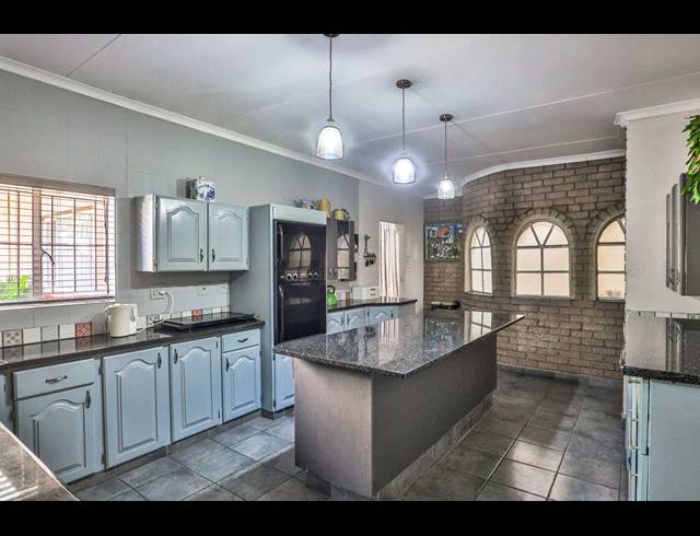 11 BEDROOM GUEST HOUSE FOR SALE IN PROTEA PARK
